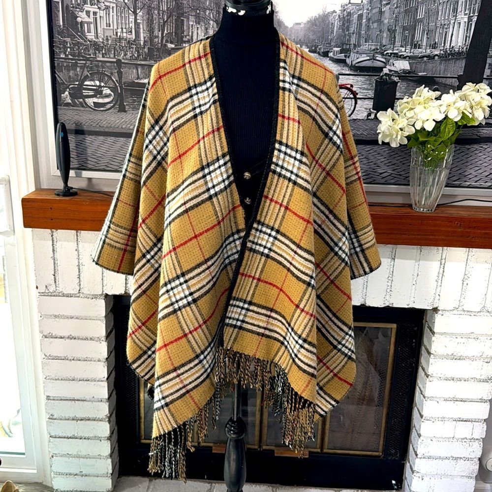 V.FRAAS Reversible Plaid Fringe Shawl Poncho Tan Black Red Large One Size